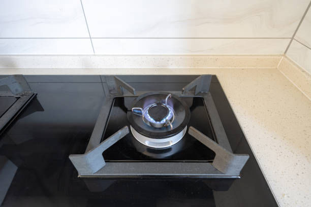 ഇലക്ട്രിക്കൽ ഉപകരണങ്ങൾ: കോഫി മേക്കറുകൾ അല്ലെങ്കിൽ ടോസ്റ്ററുകൾ പോലുള്ള ഇലക്ട്രിക്കൽ ഉപകരണങ്ങൾ ഗ്യാസ് സ്റ്റൗവിന് അരികിൽ വയ്ക്കരുത്. കാരണം സ്റ്റൗവിൽ നിന്നുള്ള അമിതമായ ചൂട് കാരണം അവയുടെ പ്ലാസ്റ്റിക് ഭാഗങ്ങൾ പെട്ടെന്ന് ഉരുകിപോകുകയോ കേടാവുകയോ ചെയ്യുന്നു.  അതുകൊണ്ട് തന്നെ ഇത്തരം വസ്തുക്കൾ ഒരിക്കലും ഗ്യാസ് സ്റ്റൗവിനോട് ചേർത്ത് സൂക്ഷിക്കരുത്. (Image Credits: Getty Images)
