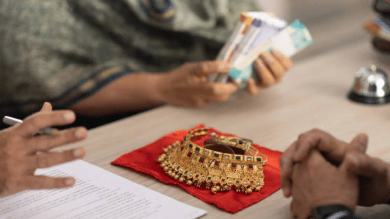 Gold Loan: സ്വർണ വായ്പ എടുക്കുന്നുണ്ടോ? പലിശ നിരക്ക് കുറവ് ഈ ബാങ്കുകളിൽ….
