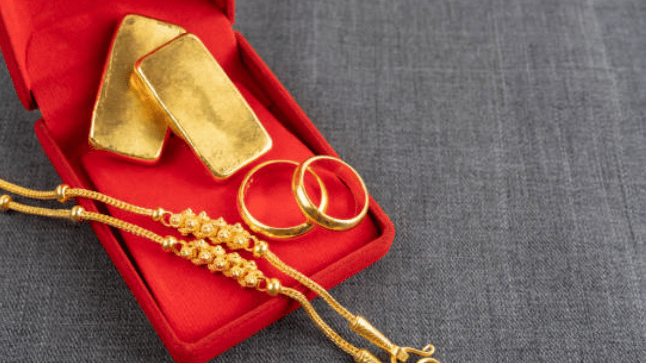 റെക്കോർഡുകൾ തിരുത്തിക്കുറിച്ചുള്ള പ്രകടനമാണ് കഴിഞ്ഞ മാസങ്ങളിൽ സ്വർണം കാഴ്ചവച്ചത്. എന്നാൽ ഒക്ടോബർ അവസാനത്തോടെത്തിയപ്പോൾ ഗതി മാറി. ഒരു ലക്ഷമെത്തുമെന്ന് പ്രവചിക്കപ്പെട്ട സ്വർണവില വീണ്ടും 80,000 - 90,000നുമിടയിലെത്തി. (Image Credit: Getty Images)