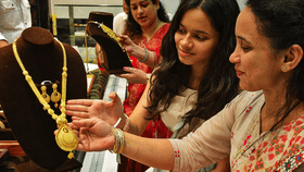 വല്ലാത്തൊരു ചതിയായി പോയി! സ്വർണം കുതിക്കുന്നു