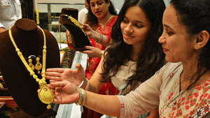 Gold Rate: വല്ലാത്തൊരു ചതിയായി പോയി! സ്വർണം കുതിക്കുന്നു, ഒറ്റയടിക്ക് കൂടിയത് 1,800 രൂപ Gold Rate: വല്ലാത്തൊരു ചതിയായി പോയി! സ്വർണം കുതിക്കുന്നു, ഒറ്റയടിക്ക് കൂടിയത് 1,800 രൂപ