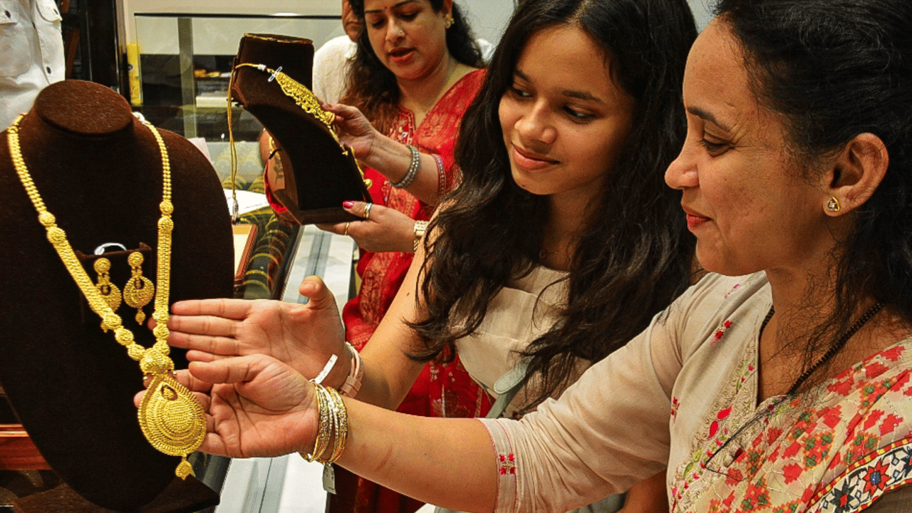 Gold Rate: സ്വർണം വാങ്ങുന്നുണ്ടോ? വിലയിൽ വൻ ഇടിവ്, ഒരു പവന് നൽകേണ്ടത് ഇത്രയും രൂപ...