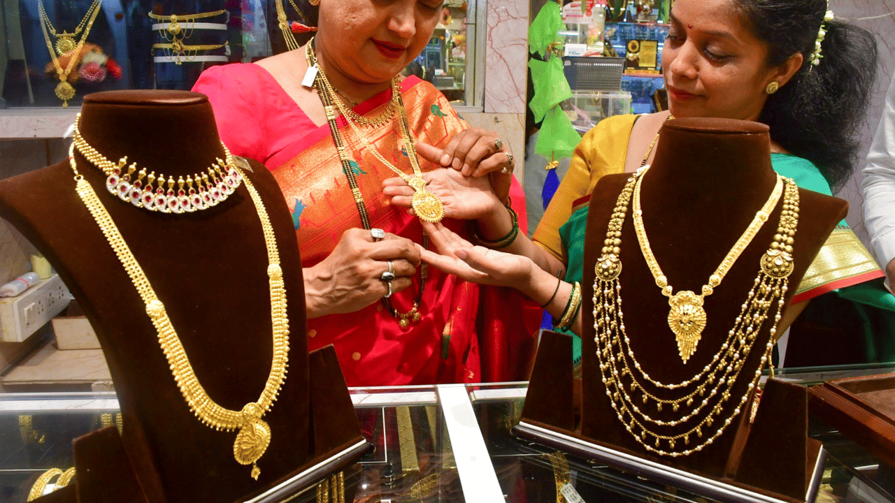 Gold Rate: സ്വർണം ആണ് സാറേ, നാളെ എന്താകുമെന്ന് അറിയാമോ? വില കൂട്ടാൻ ഇവരുണ്ട്!