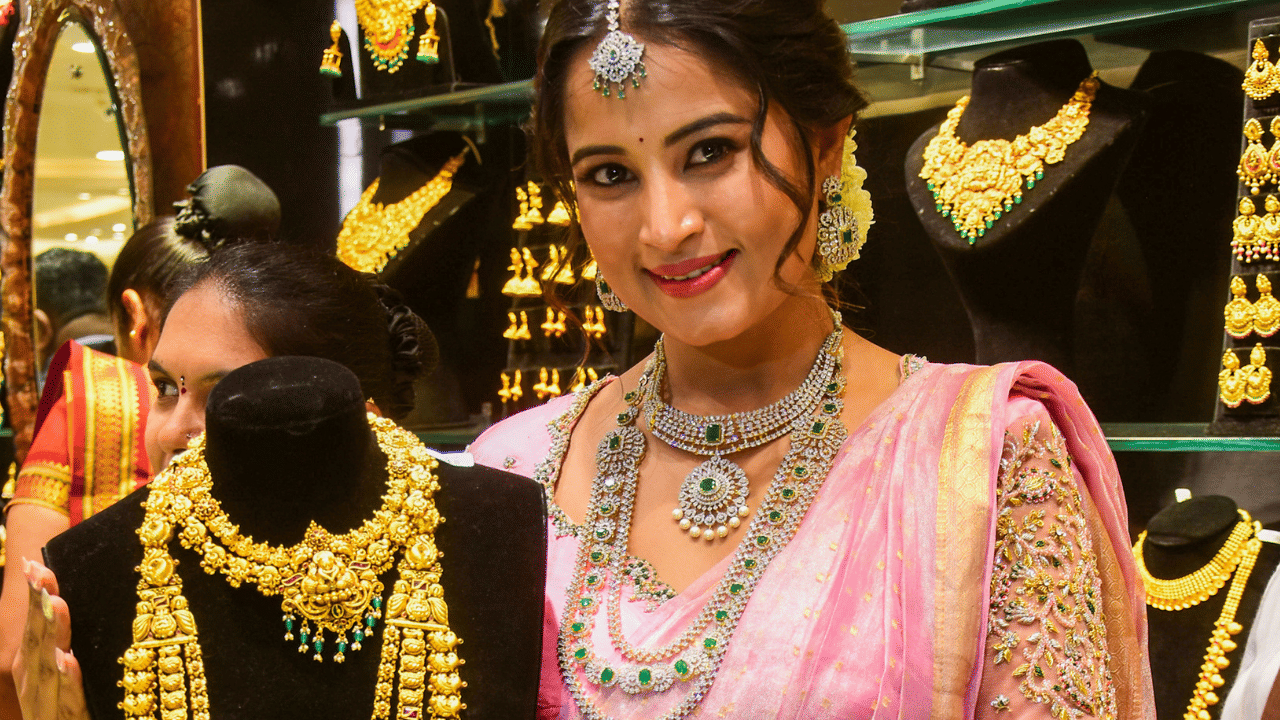 Gold Rate: സ്വർണം പണി പറ്റിച്ചു! ഞെട്ടിക്കുന്ന കുതിപ്പ്, ഇന്ന് കൊടുക്കേണ്ടത് ഇത്രയും രൂപ