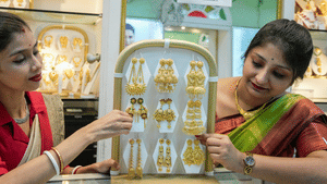 Gold Rate: നേരിയ ആശ്വാസം, താഴേക്കിറങ്ങി സ്വർണം; കൂട്ടിന് വെള്ളിയും