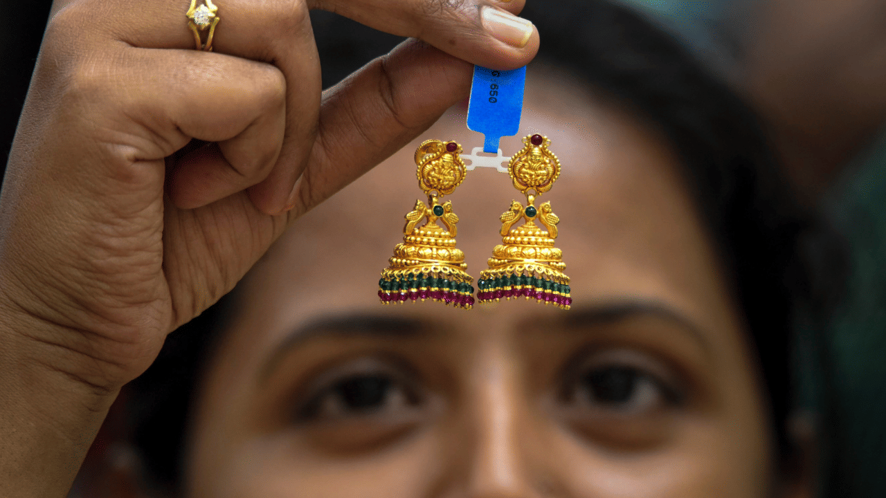 Gold: ചുമ്മാതല്ല സ്വർണം പിടിതരാത്തത്, വില കണക്കാക്കുന്നത് ഇങ്ങനെ.... Gold: ചുമ്മാതല്ല സ്വർണം പിടിതരാത്തത്, വില കണക്കാക്കുന്നത് ഇങ്ങനെ....