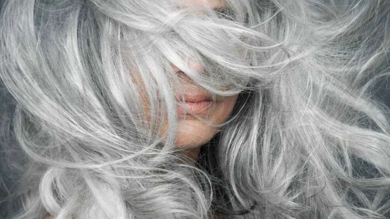Gray hair: മുടി നരയ്ക്കുന്നത് വയസ്സായതിന്റെ മാത്രം ലക്ഷണമല്ല… ഇതൊരു തന്ത്രം