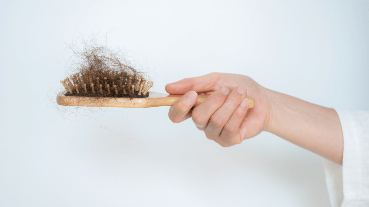 പരുപരുത്ത കോട്ടൺ തലയിണ ഉറകൾ ഉപയോഗിക്കുമ്പോൾ, നിങ്ങൾ ഉറക്കത്തിൽ തിരിഞ്ഞും മറിഞ്ഞും കിടക്കുമ്പോൾ മുടിയിഴകൾ അതിൽ ഉരസുകയും മുടി എളുപ്പത്തിൽ പൊട്ടിപ്പോകാനും കുരുക്കുകൾ ഉണ്ടാകാനും സാധ്യതയുണ്ട്. (Image Credit: Credits: Unsplash/Getty Images)