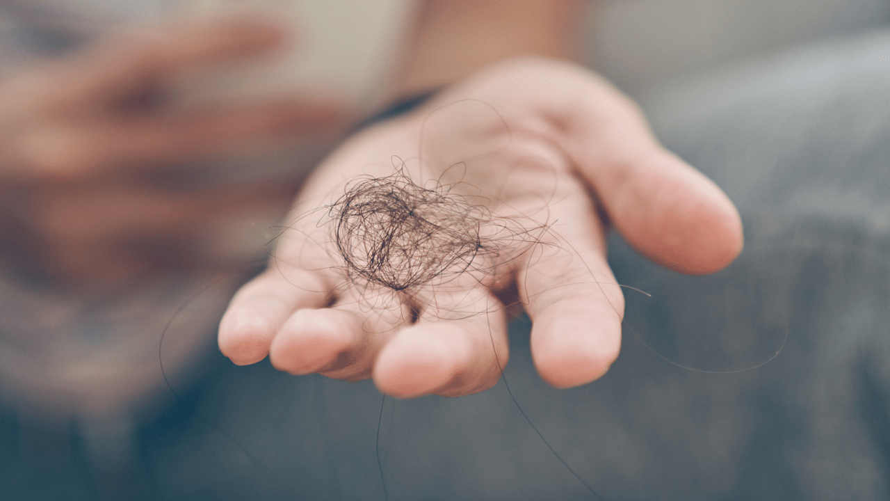 കുളി കഴിഞ്ഞ ഉടൻ ടവ്വൽ ഉപയോഗിച്ച് മുടി ബലമായി തിരുമ്മി ഉണക്കുന്നത് മുടിയുടെ പുറംപാളിയെ പരുപരുത്തതാക്കുകയും മുടി പൊട്ടിപ്പോകാൻ കാരണമാവുകയും ചെയ്യും. അതിനാൽ വെള്ളം ടവ്വൽ ഉപയോഗിച്ച് പതുക്കെ ഒപ്പിയെടുക്കുക.
