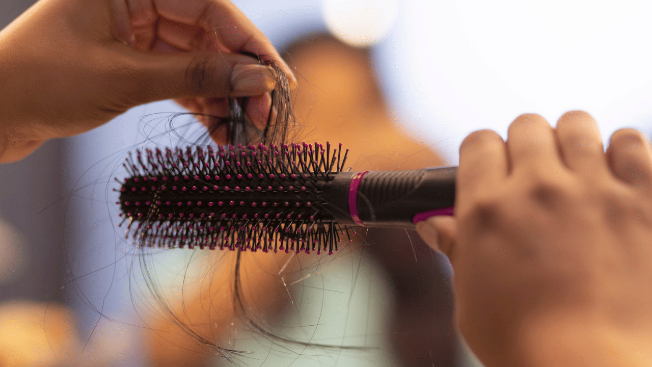 മുടിക്ക് അനുയോജ്യമല്ലാത്ത, കട്ടിയുള്ളതോ പരുഷമായതോ ആയ ചീപ്പ് ഉപയോഗിക്കുന്നത് മുടിയിഴകൾക്ക് കൂടുതൽ ഘർഷണം (Friction) ഉണ്ടാക്കുകയും പൊട്ടിപ്പോകാൻ കാരണമാകുകയും ചെയ്യും.