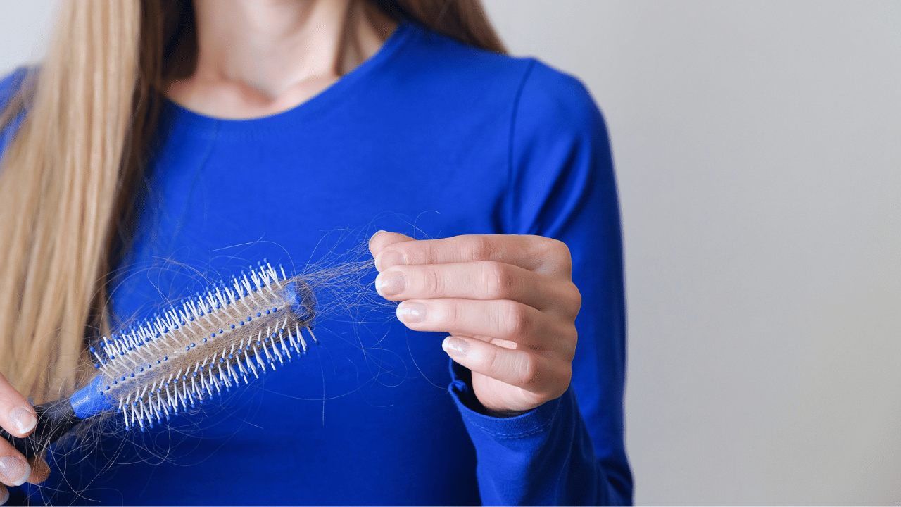 ചൂടുള്ള വെള്ളം ഉപയോഗിച്ച് മുടി കഴുകുന്നത് മുടിയുടെ പുറംപാളി അമിതമായി തുറക്കാൻ ഇടയാക്കും. ഇത് മുടിയിൽ നിന്ന് സ്വാഭാവിക എണ്ണമയം നഷ്ടപ്പെടാനും, വരൾച്ച, മുടി പൊട്ടൽ എന്നിവയ്ക്കും കാരണമാകുന്നു.
