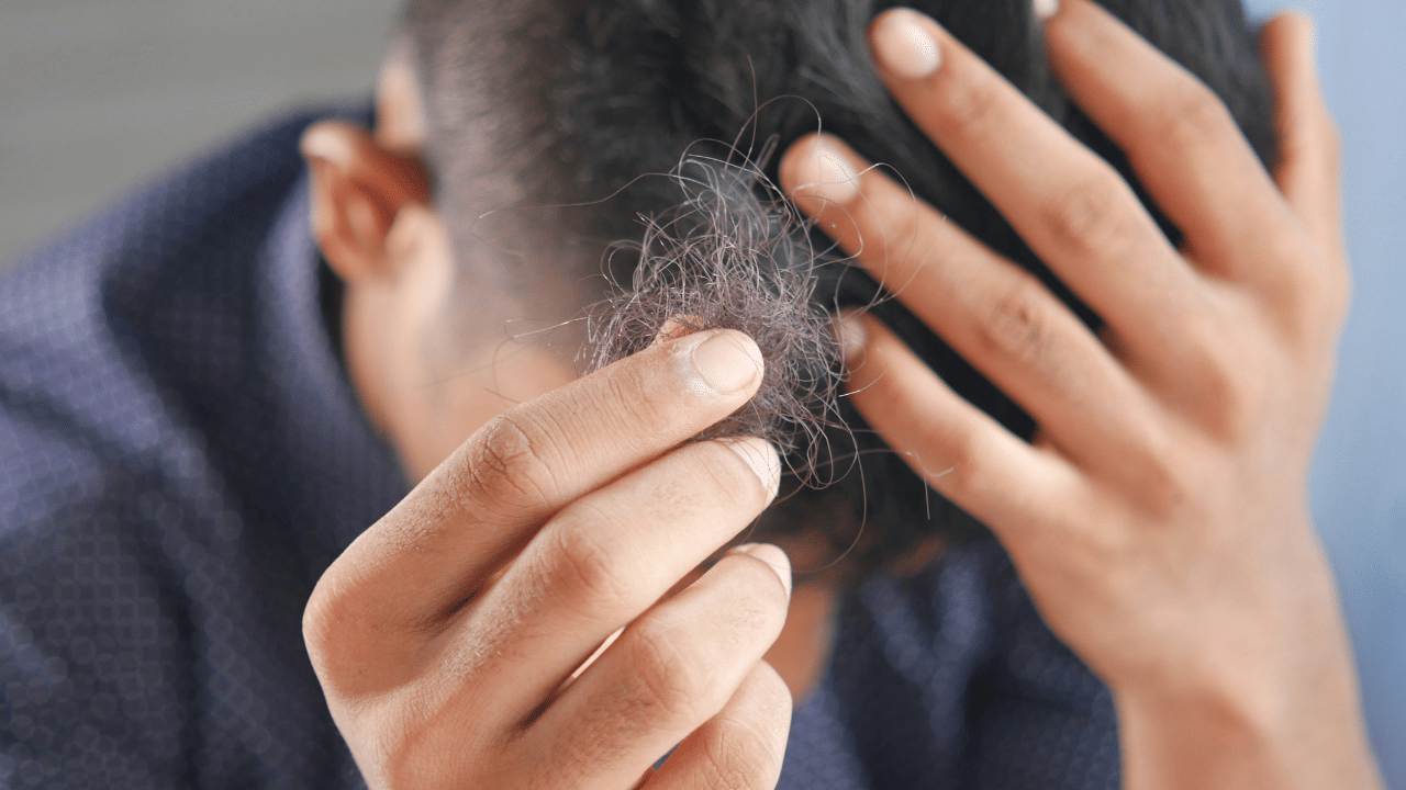 ഫ്ലാറ്റ് അയൺ, കേളിംഗ് അയൺ, ബ്ലോ ഡ്രയറുകൾ തുടങ്ങിയ ചൂടുള്ള സ്റ്റൈലിംഗ് ഉപകരണങ്ങൾ ഉപയോഗിക്കുമ്പോൾ ഹീറ്റ് പ്രൊട്ടക്റ്റന്റ് സ്പ്രേ ഉപയോഗിക്കാതിരിക്കുന്നതും മുടിക്ക് ദോഷകരമായി തീരും.