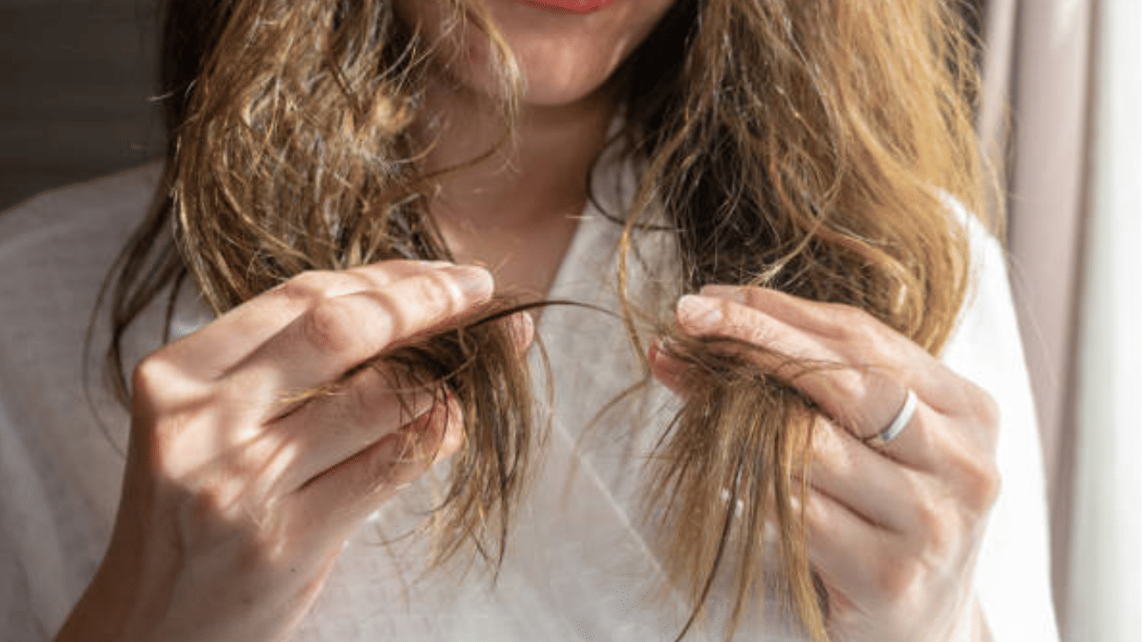 നനഞ്ഞ മുടി ചീകുന്നതാണ് ഇതിൽ ആദ്യത്തേത്. നനഞ്ഞ മുടി ഏറ്റവും ദുർബലമായ അവസ്ഥയിലാണ്. ഈ സമയത്ത് മുടി ബലമായി ചീകുന്നത്, മുടി പൊട്ടിപ്പോകാൻ കാരണമാകും.
