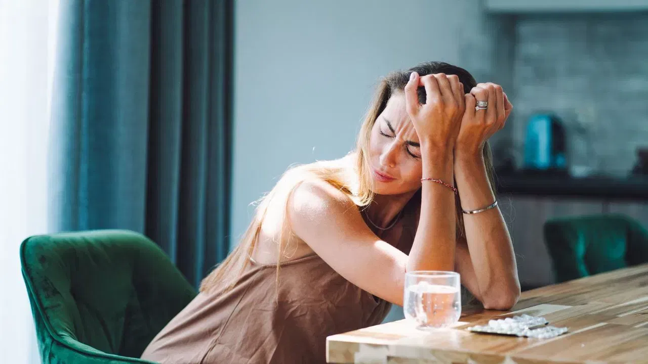 കാപ്പി, ചായ എന്നിവയ്ക്ക് പകരം ശുദ്ധമായ വെള്ളം തന്നെയാണ് കുടിക്കേണ്ടത്. അതോടൊപ്പം, ഫ്രഷ് ജ്യൂസുകളും തണ്ണിമത്തൻ, ഓറഞ്ച് പോലുള്ള പഴങ്ങളും നിർജ്ജലീകരണം തടയാൻ സഹായിക്കും.