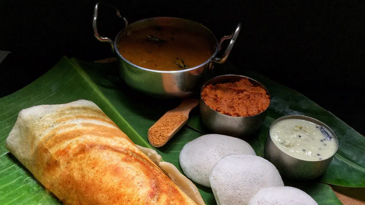 സാമ്പാറിനൊപ്പം ഇഡ്‌ലി കഴിക്കുന്നതാണ് മികച്ച കോമ്പിനേഷന്‍. ഇത് പ്രോട്ടീനും നാരുകളും ലഭ്യമാകാന്‍ സഹായിക്കുന്നു. അതിലൂടെ രക്തത്തിലെ പഞ്ചസാര നിയന്ത്രിക്കാനും കഴിയും.