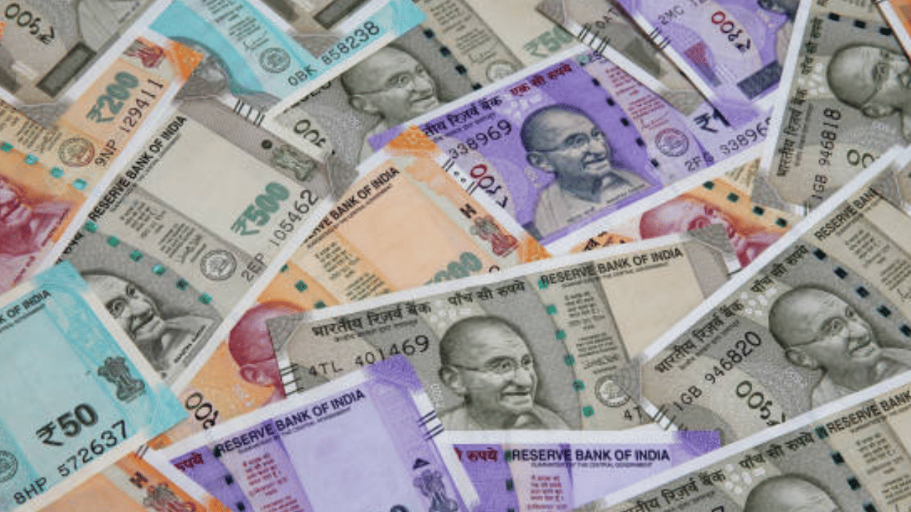 ഇടപാടിന്റെ റസീപ്റ്റ് എടിഎമ്മിൽ നിന്നും എടുക്കുക. ബാങ്കിലെത്തി വ്യാജ കറൻസിയും എടിഎമ്മിൽ നിന്നും ലഭിച്ച റസീപ്റ്റും ഉദ്യോ​ഗസ്ഥരെ ഏൽപ്പിക്കേണ്ടതാണ്. അവിടെ നിന്ന് നിങ്ങൾക്ക് യഥാർത്ഥ കറൻസി ലഭ്യമാകും.
