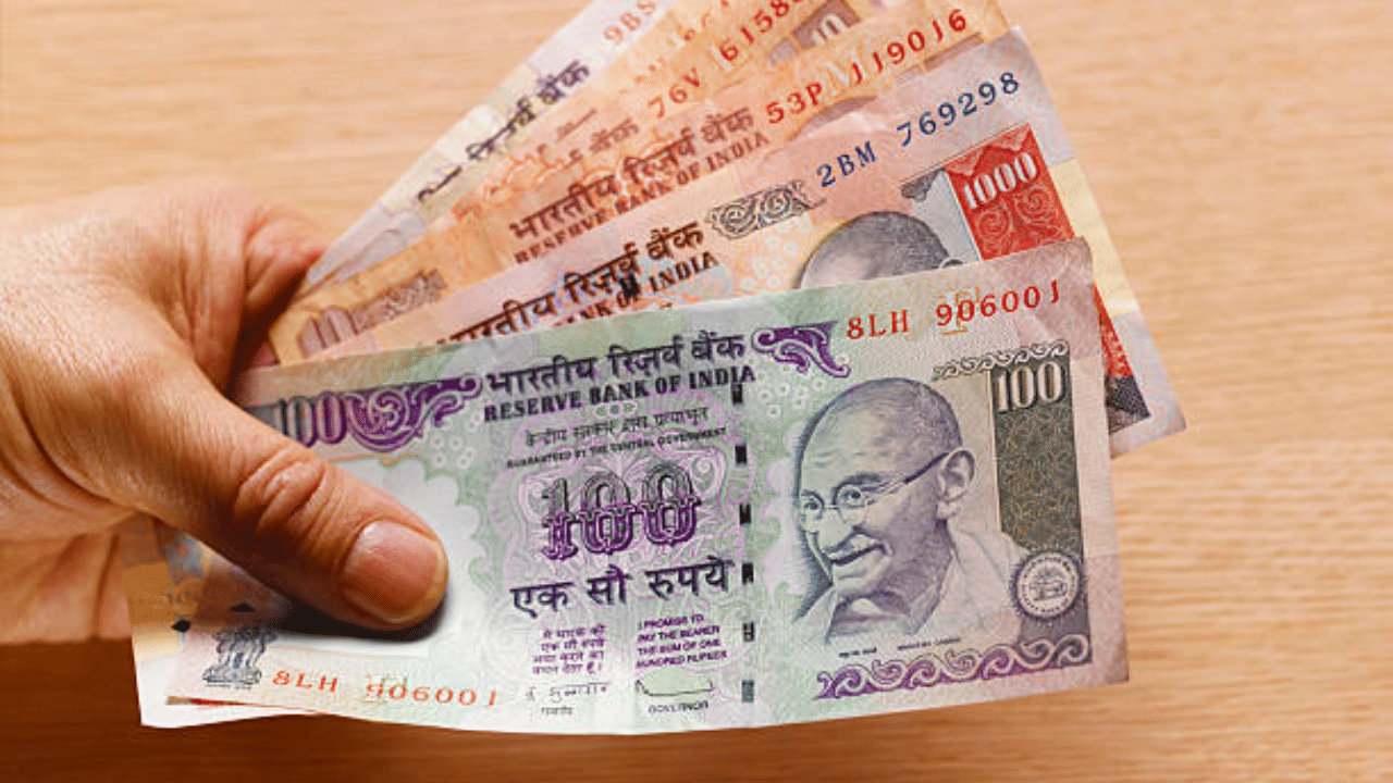 എടിഎം മെഷീനിൽ നിന്നാണ് ഒരു വ്യാജ കറൻസി ലഭിച്ചതെങ്കിൽ, അവിടെയുള്ള സിസിടിവി (CCTV) ക്യാമറയിൽ ആ കറൻസിയുടെ മുൻവശവും പിറകുവശവും കാണിക്കുക. തുടർന്ന് എടിഎം സെക്യുരിറ്റി ജീവനക്കാരനെ വിവരം അറിയിക്കുക.
