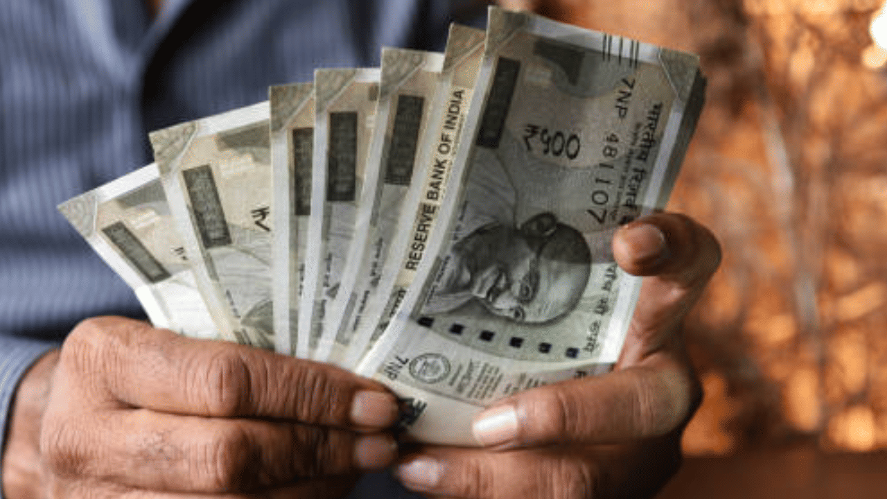 കറൻസി നോട്ടുകൾ വ്യാജമാണോ എന്ന് തിരിച്ചറിയാൻ നിരവധി സുരക്ഷാ ഫീച്ചറുകൾ ഉണ്ട്. എന്നാൽ നിങ്ങളുടെ കൈയിൽ ഒരു വ്യാജ കറൻസി ലഭിച്ചാൽ എന്തു ചെയ്യണമെന്ന് അറിയാമോ? വ്യാജനോട്ട് പ്രചരിപ്പിച്ചാൽ ലഭിക്കുന്ന ശിക്ഷയെ പറ്റി അറിയാമോ?