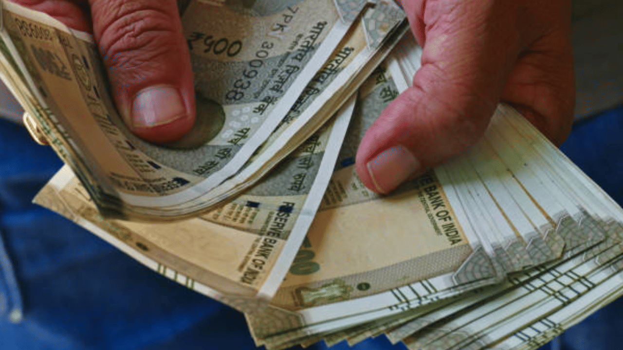 വ്യാജ കറൻസികൾ ബോധപൂർവം പ്രചരിപ്പിക്കുന്നത്, ഐപിസി 489-C പ്രകാരമുള്ള ശിക്ഷ ലഭിക്കാവുന്ന കുറ്റമാണ്. അതുകൊണ്ട് വ്യാജ കറൻസികൾ ലഭിച്ചാൽ, ഒരു തരത്തിലും ഒളപ്പിക്കാനോ കളയാനോ ശ്രമിക്കരുത്. (Image Credit: Getty Images)