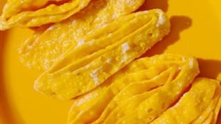 Kerala Nostalgic snack: ചായപ്പീടികയിലെ ചില്ലുകൂട്ടിലെ മ‍ഞ്ഞ മധുരം, മടക്കിനെ ഓർമ്മയുണ്ടോ?