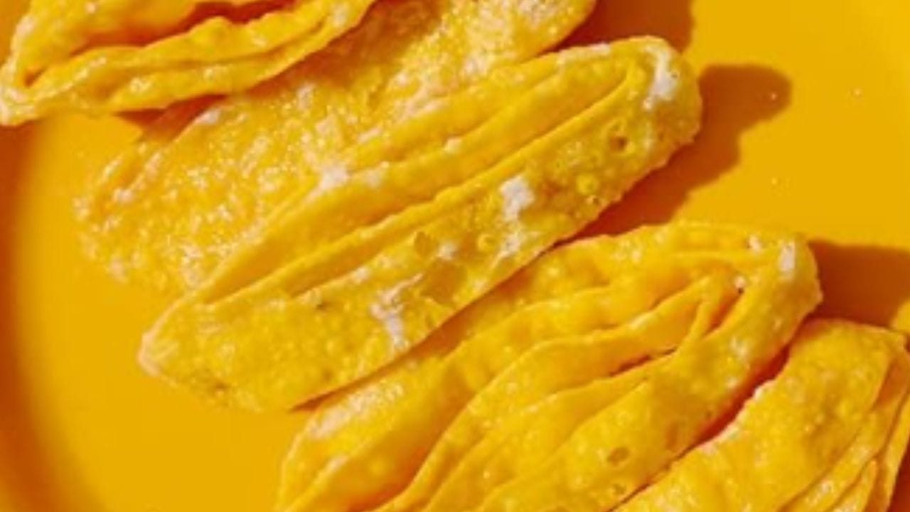 Kerala Nostalgic snack: ചായപ്പീടികയിലെ ചില്ലുകൂട്ടിലെ മ‍ഞ്ഞ മധുരം, മടക്കിനെ ഓർമ്മയുണ്ടോ?