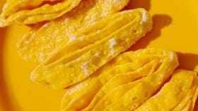 Kerala Nostalgic snack: ചായപ്പീടികയിലെ ചില്ലുകൂട്ടിലെ മ‍ഞ്ഞ മധുരം, മടക്കിനെ ഓർമ്മയുണ്ടോ?...