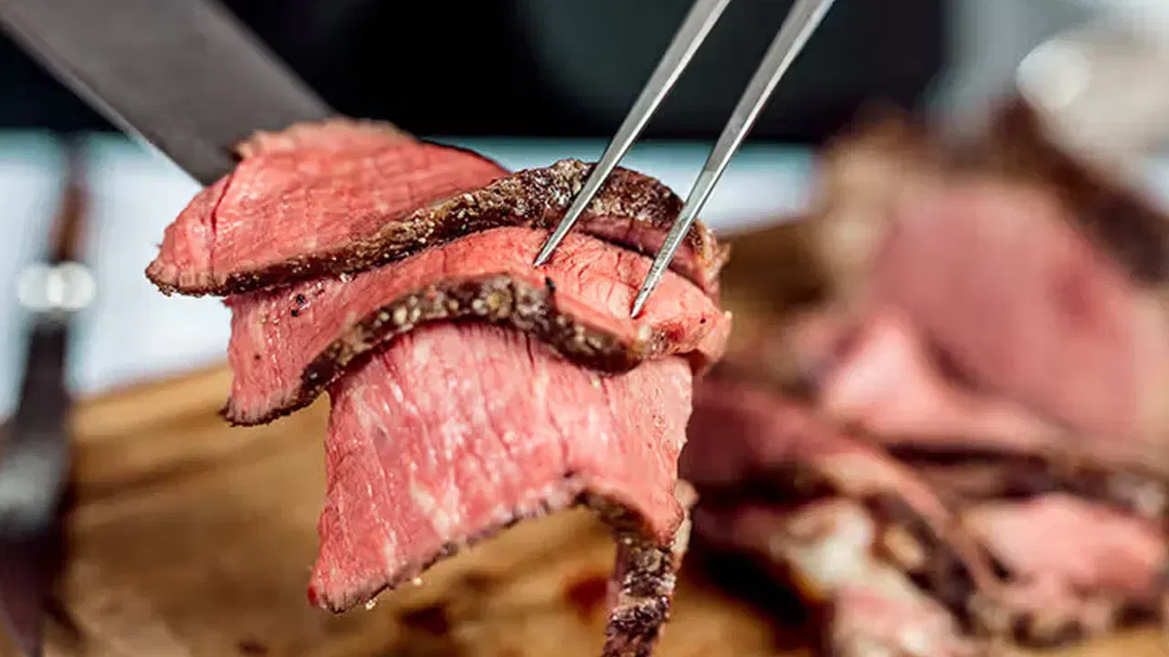 3-ഔൺസ് ലീൻ ബീഫിൽ 25.8 ഗ്രാം പ്രോട്ടീൻ അടങ്ങിയിരിക്കുന്നു. പ്രോട്ടീനു പുറമെ പൊട്ടാസ്യം, ഫോലേറ്റ്, വിറ്റാമിൻ ബി12, സിങ്ക് തുടങ്ങിയ ധാതുക്കളുടെയും ജീവകങ്ങളുടെയും സമ്പന്നമായ ഉറവിടമാണിത്.