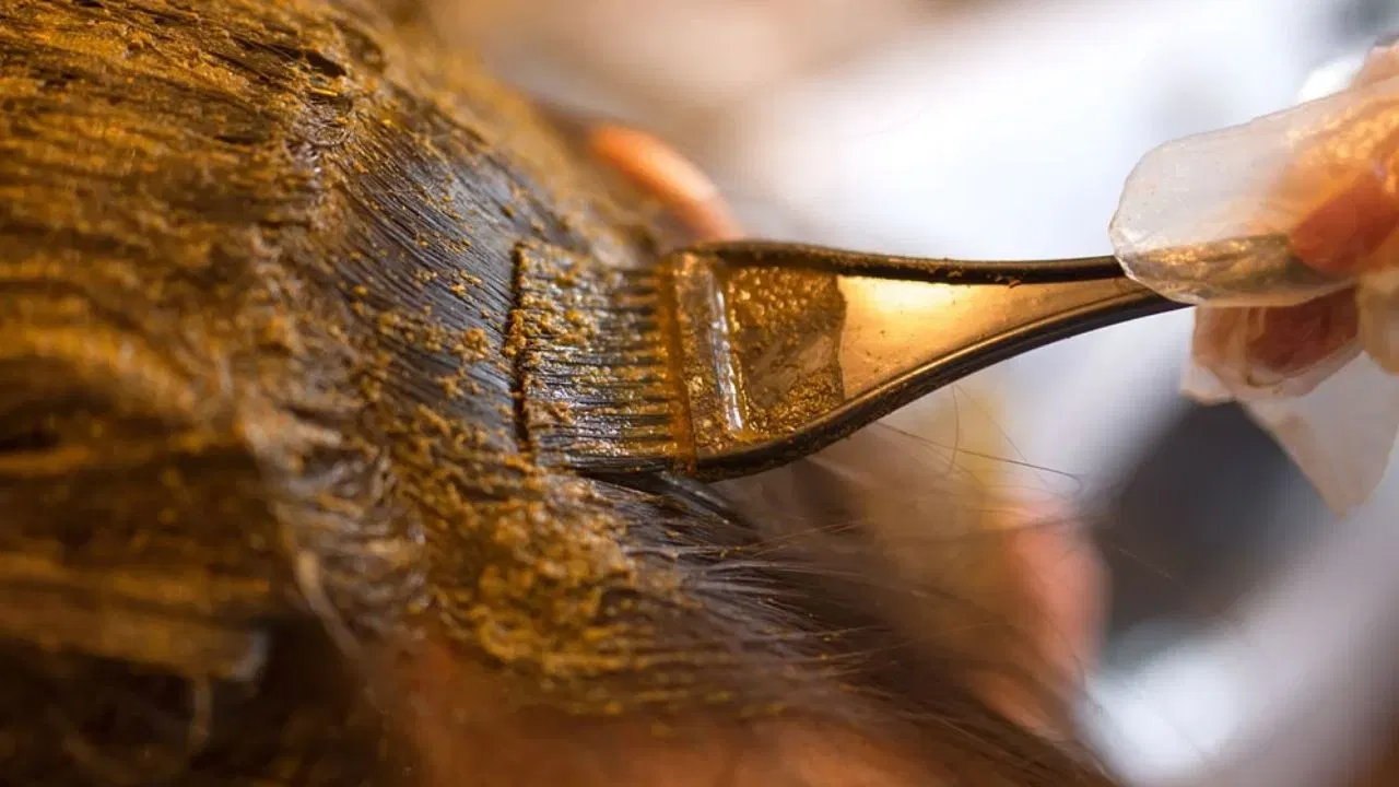 മൈലാഞ്ചി ചെടിയായ ലോസോണിയ ഇനെർമിസ്സിൽ നിന്ന് വേർതിരിച്ചെടുത്ത 'ലോസോൺ' (Lawsone) എന്ന പിഗ്മെന്റ് ആണ് ഈ ചികിത്സയ്ക്ക് ഉപയോ​ഗിക്കുന്നത്. ഇത് പ്രധാന ഫൈബ്രോട്ടിക് പ്രക്രിയകളെ തടയുകയും കേടായ കരളിലെ കലകളെ പുനഃസ്ഥാപിക്കുകയും ചെയ്യാൻ സഹായിക്കുന്നു.