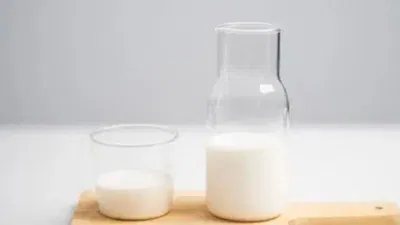 കൊഴുപ്പ് കുറയ്ക്കുന്ന പ്രക്രിയയാണിത്. പ്രോട്ടീൻ, കാത്സ്യം തുടങ്ങിയ കട്ടിയുള്ള മറ്റ് ഘടകങ്ങൾ (സോളിഡ്സ്-നോട്ട്-ഫാറ്റ് അഥവാ എസ്.എൻ.എഫ്.) സന്തുലിതമായി നിലനിർത്തുന്നതിനായി സ്കിം പാൽപ്പൊടി ചേർക്കാറുണ്ട്.