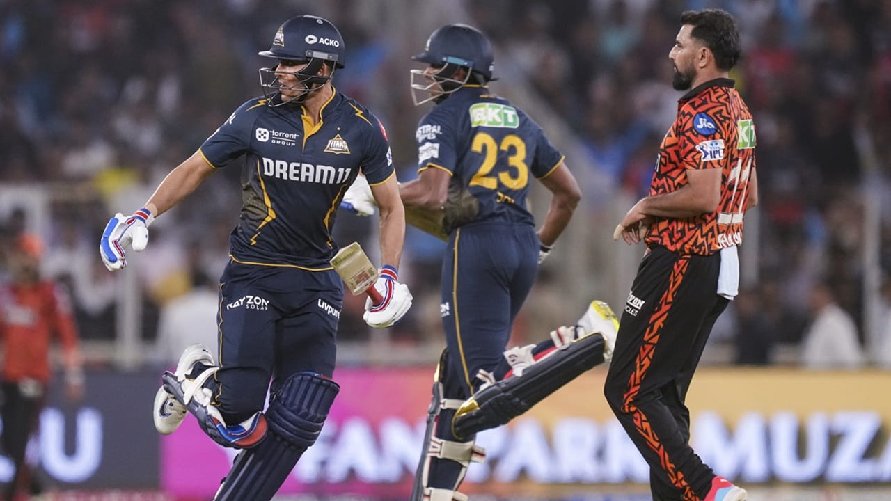 ഒരു കാരണവുമില്ലാതെ ഈ നിമിഷത്തെക്കുറിച്ച് ചിന്തിക്കുന്നുവെന്നായിരുന്നു ക്യാപ്ഷന്‍. ഷമി ലഖ്‌നൗ ടീമിലെത്തിയെന്ന സൂചന ബലപ്പെടുത്തുന്നതാണ് ഈ പോസ്റ്റ്. കഴിഞ്ഞ താരലേലത്തില 10 കോടി രൂപയ്ക്കാണ് ഷമിയെ സണ്‍റൈസേഴ്‌സ് ഹൈദരാബാദ് സ്വന്തമാക്കിയത് (Image Credits: PTI)