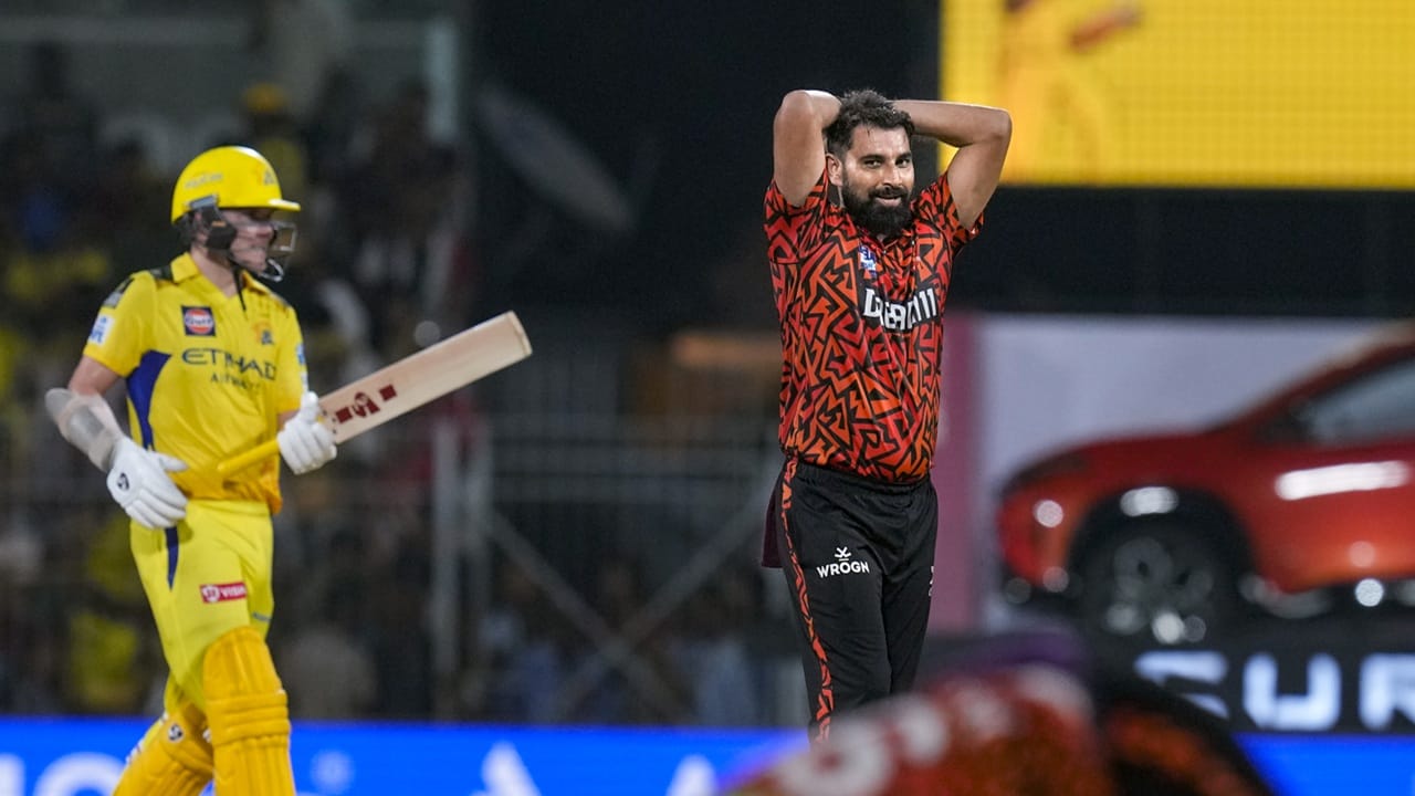 എന്നാല്‍ കഴിഞ്ഞ സീസണില്‍ മികച്ച പ്രകടനം പുറത്തെടുക്കാന്‍ ഷമിക്ക് സാധിച്ചില്ല. ഇത്തവണത്തെ ലേലത്തിന് മുമ്പ് ഷമിയെ സണ്‍റൈസേഴ്‌സ് ഒഴിവാക്കിയേക്കുമെന്ന് റിപ്പോര്‍ട്ടുകളുണ്ടായിരുന്നു. ഇതിന് പിന്നാലെ വിവിധ ഫ്രാഞ്ചെസികള്‍ ഷമിക്ക് വേണ്ടി സണ്‍റൈസേഴ്‌സിനെ സമീപിച്ചു (Image Credits: PTI)