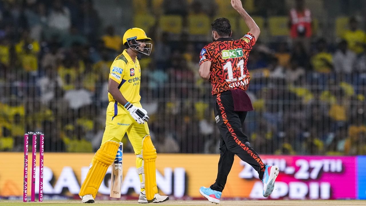 ഡല്‍ഹി ക്യാപിറ്റല്‍സ്, കൊല്‍ക്കത്ത നൈറ്റ് റൈഡേഴ്‌സ്, ലഖ്‌നൗ ടീമുകളാണ് ഷമിയെ നോട്ടമിട്ടത്. ഒടുവില്‍ ലഖ്‌നൗ താരത്തെ ടീമിലെത്തിച്ചെന്നാണ് സൂചന. ട്രേഡിങ് അല്ലെന്നും ക്യാഷ് ഡീലാണ് ഇതെന്നും റിപ്പോര്‍ട്ടുകള്‍ സൂചിപ്പിക്കുന്നു (Image Credits: PTI)