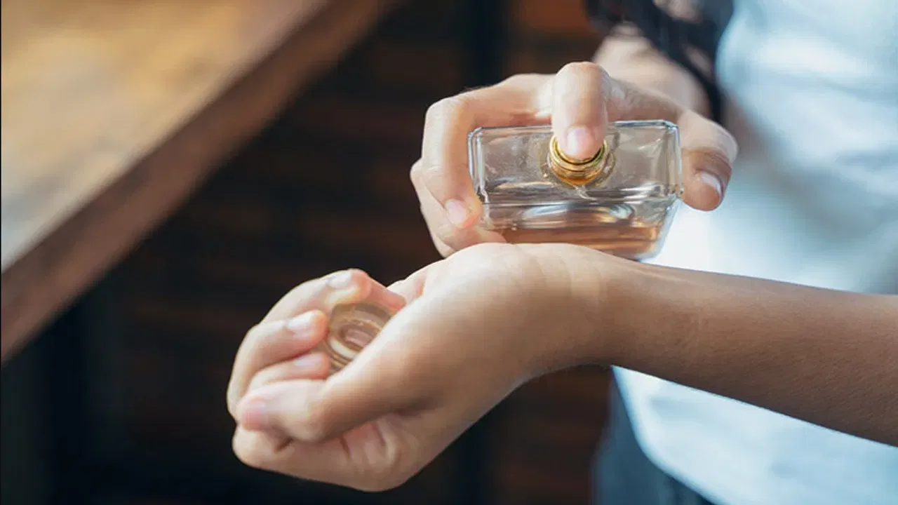 വിലയേറിയ പെർഫ്യൂമുകൾ ലഭിക്കുന്ന നാട്, സുഗന്ധമുള്ള പൂന്തോട്ടങ്ങളുള്ള രാജ്യം, നൂറ്റാണ്ടുകൾ പഴക്കമുള്ള സുഗന്ധ പാരമ്പര്യം എന്നിവയാണ് ഫ്രാൻസിന് ഈ പേര് നേടിക്കൊടുത്തത്.