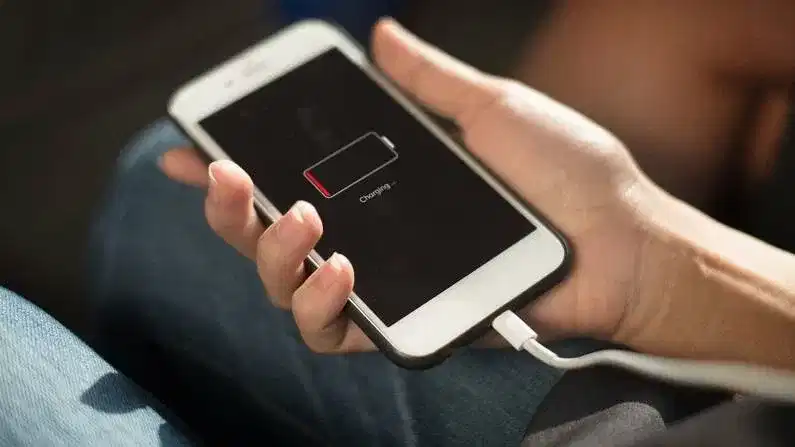 Mobile phone charging: ഫോൺ ചാർജ്ജ് ചെയ്യുമ്പോൾ ശ്രദ്ധിക്കണം... ഇങ്ങനെ ചെയ്തില്ലെങ്കിൽ പെട്ടിത്തെറിച്ചേക്കാം