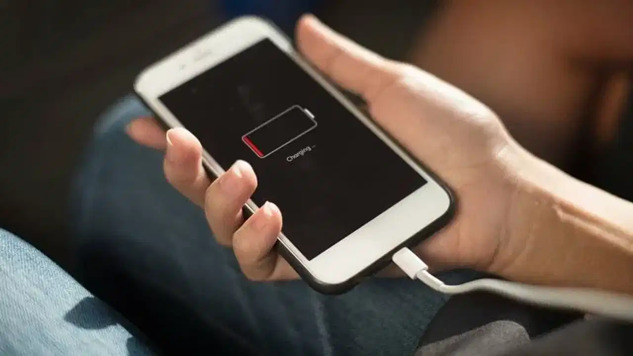 Mobile phone charging: ഫോൺ ചാർജ്ജ് ചെയ്യുമ്പോൾ ശ്രദ്ധിക്കണം... ഇങ്ങനെ ചെയ്തില്ലെങ്കിൽ പെട്ടിത്തെറിച്ചേക്കാം Mobile phone charging: ഫോൺ ചാർജ്ജ് ചെയ്യുമ്പോൾ ശ്രദ്ധിക്കണം... ഇങ്ങനെ ചെയ്തില്ലെങ്കിൽ പെട്ടിത്തെറിച്ചേക്കാം