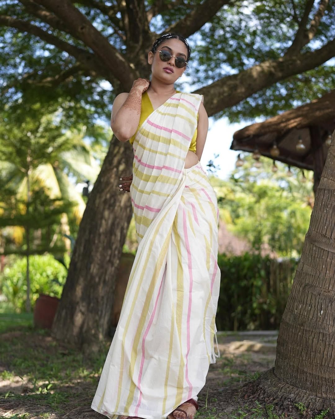 മറ്റാരുമല്ല, മലയാളത്തിനും തമിഴിനും ഒരുപോലെ സുപരിചിതയായ പ്രയാഗ മാർട്ടിൻ തന്നെ. 'പാവ,കട്ടപ്പനയിലെ ഋത്വിക് റോഷൻ,ഒരേ മുഖം, വിശ്വാസപൂർവ്വം മൻസൂർ, പോക്കിരി സൈമൺ, രാമലീല ഒരു പഴയ ബോംബ് കഥ,' 'ഭൂമിയിലെ മനോഹര സ്വാകാര്യം' തുടങ്ങി നിരവധി സിനിമകളിലും  താരം അഭിനയിച്ചു. 