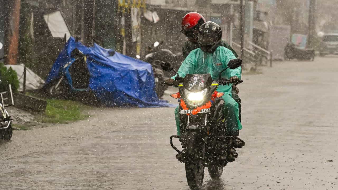 Kerala Rain Alert: മുന്നറിയിപ്പില്ല... മഴയെ പേടിക്കണം; വരും മണിക്കൂറിൽ ഈ ജില്ലകൾക്ക് മുന്നറിയിപ്പ്