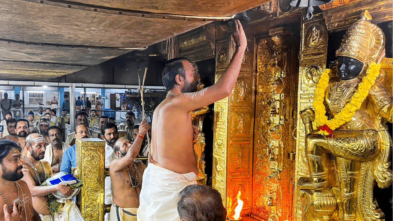 Sabarimala Gold Theft Case: ശബരിമല സ്വർണക്കൊള്ള; പ്രതികളുടെ മുൻകൂർ ജാമ്യാപേക്ഷ ഇന്ന് പരിഗണിക്കും Sabarimala Gold Theft Case: ശബരിമല സ്വർണക്കൊള്ള; പ്രതികളുടെ മുൻകൂർ ജാമ്യാപേക്ഷ ഇന്ന് പരിഗണിക്കും