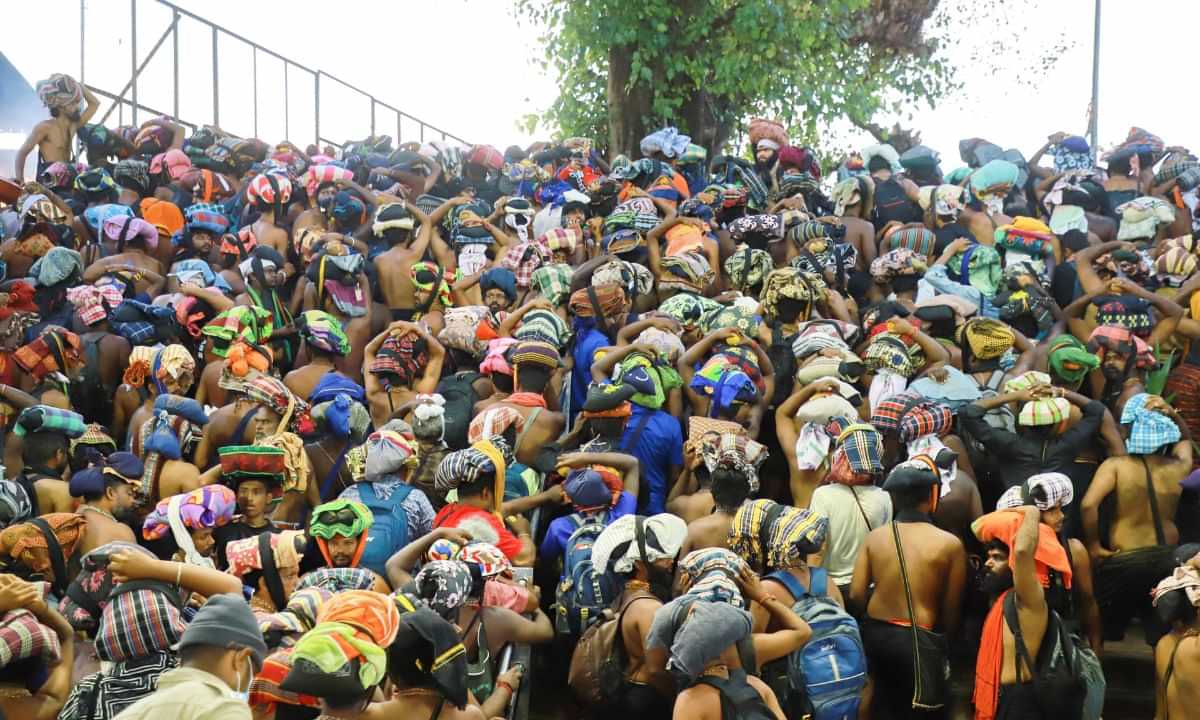 Sabarimala Crowd: 3 ദിവസത്തിനിടെ ശബരിമലയിലെത്തിയത് രണ്ടേകാല് ലക്ഷത്തിലധികം തീർത്ഥാടകർ; ഇന്നു മുതൽ സ്പോട്ട് ബുക്കിങ് 20000 പേർക്ക് മാത്രം Sabarimala Crowd: 3 ദിവസത്തിനിടെ ശബരിമലയിലെത്തിയത് രണ്ടേകാല് ലക്ഷത്തിലധികം തീർത്ഥാടകർ; ഇന്നു മുതൽ സ്പോട്ട് ബുക്കിങ് 20000 പേർക്ക് മാത്രം