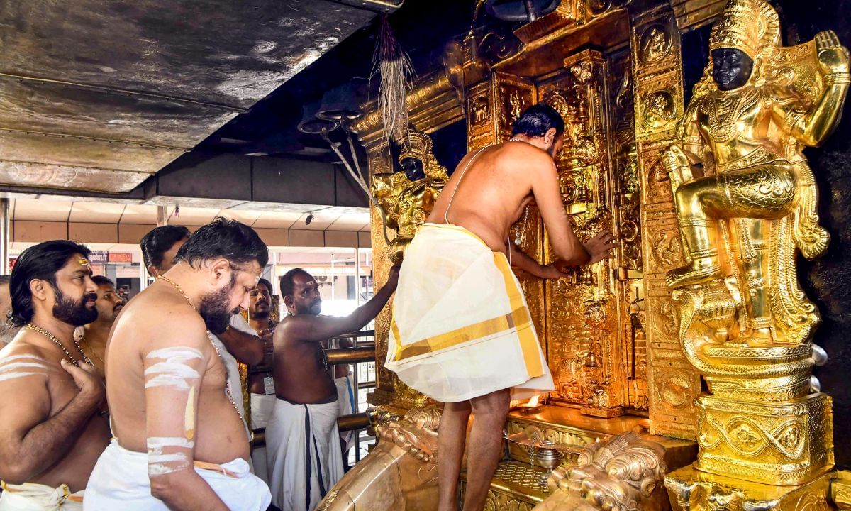 മണ്ഡലകാലത്തിൽ വ്രതം അനുഷ്ഠിക്കുന്നവർ ലളിതമായ ആഹാരക്രമം ആണ് പിന്തുടരേണ്ടത്. പകൽ ഉറങ്ങാതിരിക്കുന്നതാണ് ഉത്തമം. 41 ദിവസം ഇത്തരത്തിൽ ഒരു മനുഷ്യൻ തന്റെ ജീവിതചര്യയിൽ മാറ്റങ്ങൾ കൊണ്ടുവന്നാൽ ആ വ്യക്തിക്ക് ജീവിതത്തിൽ ഉടനീളം ഒരു അച്ചടക്കത്തോടെ കൂടിയുള്ള ജീവിതം നയിക്കാൻ സാധിക്കും. ഇത് ആരോഗ്യകരമായ ഒരു ശരീരവും മനസ്സും നൽകും. (Photo: PTI)