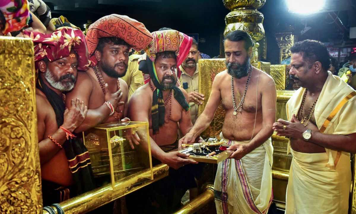 ശബരിമല മണ്ഡലകാലത്തിന് അയ്യപ്പന്റെ അവതാരവുമായി ബന്ധപ്പെട്ട ഒരു കഥയുണ്ട്. അയ്യപ്പൻ ശിവന്റെയും വിഷ്ണുവിന്റെ മോഹിനി രൂപത്തിന്റെയും പുത്രനാണ്. പന്തള രാജാവിന്റെ വളർത്തു മകനായ അയ്യപ്പനെ ഹരിഹര പുത്രൻ എന്നും വിളിക്കാറുണ്ട്. അതായത് വിഷ്ണുവിന്റെയും ശിവന്റെയും മകൻ. (Photo: PTI)