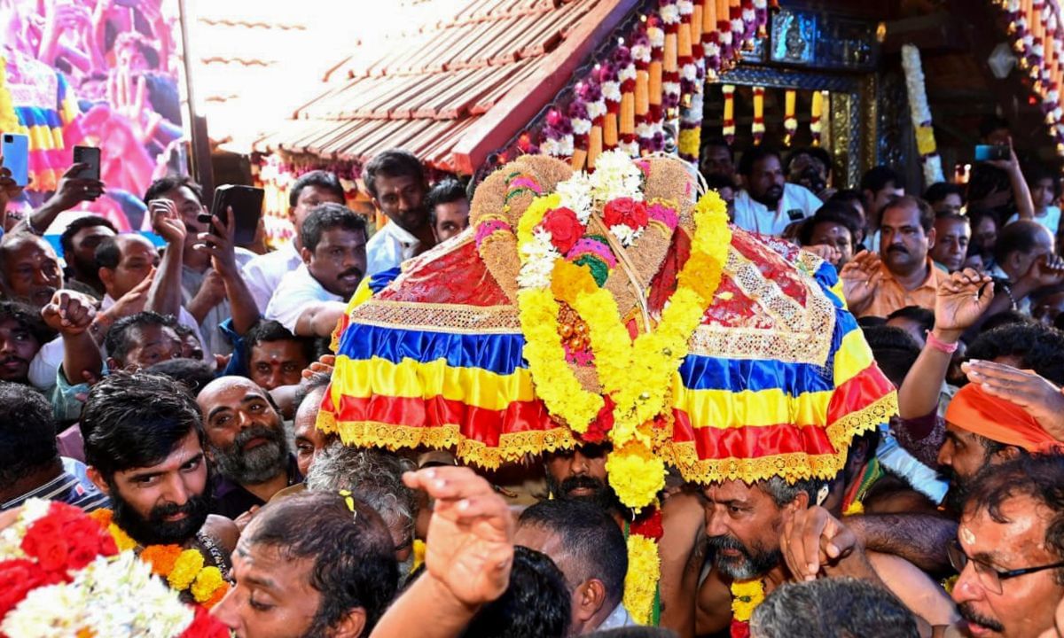 അയ്യപ്പൻ ഒരിക്കൽ പന്തളത്ത് നിന്നും വളർന്നു വലുതായതിനു ശേഷം പുലിപ്പാല് തേടി കാട്ടിലേക്ക് പോയി. ഒടുവിൽ മഹിഷിയെ നിഗ്രഹിച്ച് ധർമ്മസംസ്ഥാപനം നടത്തിയെന്നാണ് വിശ്വാസം. ധർമ്മശാസ്താവ് മഹിഷീനിനിഗ്രഹത്തിനു ശേഷം ശബരിമലയിൽ യോഗനിദ്ര അനുഷ്ഠിച്ചു. ഈ തപസ്സിന്റെ ചൈതന്യം ഉൾക്കൊണ്ടുകൊണ്ടാണ് ഭക്തർ 41 ദിവസത്തെ വ്രതം എടുക്കുന്നത് എന്നും വിശ്വസിക്കപ്പെടുന്നു. (Photo: PTI)