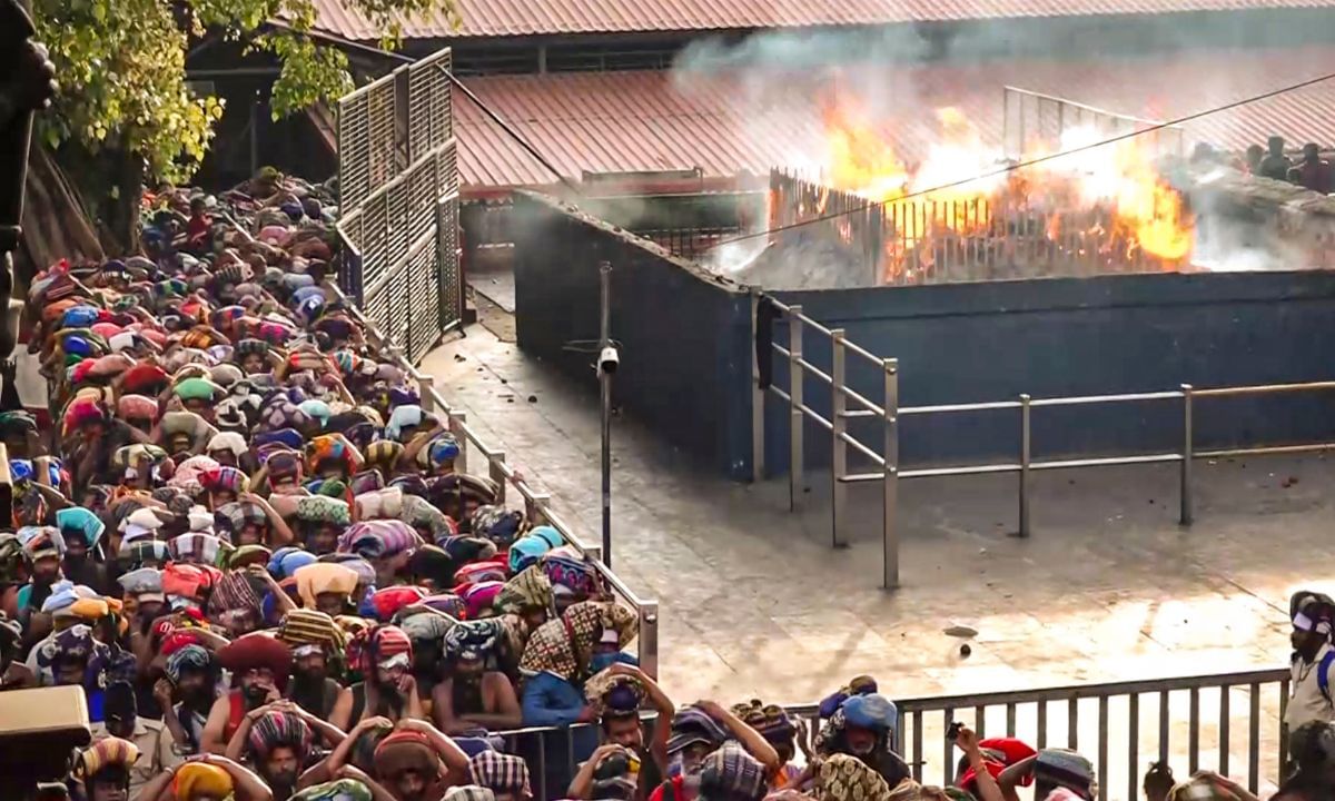 അയ്യപ്പനെ കലിയുഗവരദൻ എന്നും വിശേഷിപ്പിക്കാറുണ്ട്. കലിയുഗത്തിലെ ഭക്തർക്ക് അനുഗ്രഹം നൽകുന്നതിന് വേണ്ടിയാണ് ധർമ്മശാസ്താവ് ശബരിമലയിൽ കുടികൊള്ളുന്നത് എന്നാണ് വിശ്വാസം. അതിനാൽ ഈ 41 ദിവസം വ്രതം അനുഷ്ഠിക്കുന്നതിലൂടെ ആ ഭക്തനെ പാപങ്ങളിൽ നിന്നും മോചിപ്പിക്കുമന്നും ആഗ്രഹങ്ങൾ നിറവേറുമെന്നും വിശ്വാസിക്കുന്നു. (Photo: PTI)