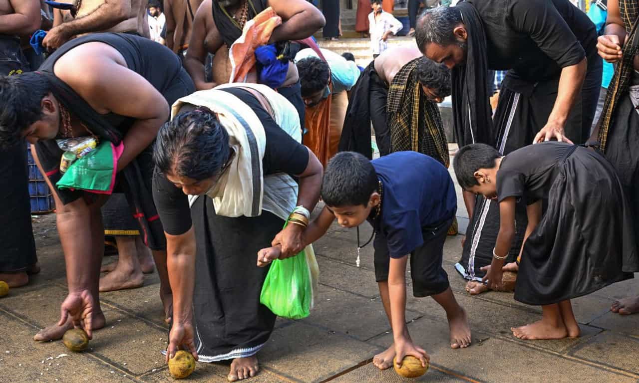 Sabarimala Mandala Kalam 2025: മാളികപ്പുറത്തമ്മയ്ക്കു മുന്നിലെ തേങ്ങ ഉരുട്ടൽ; വിശ്വാസത്തിനു പിന്നിലെ യാഥാർത്ഥ്യം