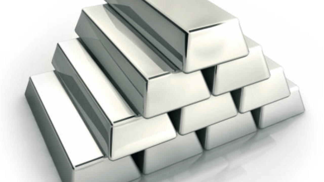 സ്വർണത്തെ പോലെ തന്നെ വെള്ളി ആഭരണങ്ങൾ, കോയിനുകൾ എന്നിവക്ക് വായ്പ ലഭിക്കുന്നതാണ്. എന്നാൽ വെള്ളി ബാറുകൾ , വെള്ളിയിൽ നിക്ഷേപം നടത്തുന്ന ഇ ടി എഫുകൾ, മ്യൂച്ചൽ ഫണ്ടുകൾ എന്നിവ ഈടായി നൽകാൻ പറ്റില്ല. (Image Credit: Getty Images)