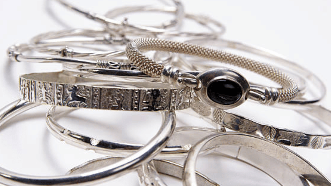 വാണിജ്യ ബാങ്കുകൾ (സ്മാൾ ഫിനാൻസ്, റീജിണൽ റൂറൽ ബാങ്കുകൾ), അർബൻ, റൂറൽ കോർപ്പറേറ്റീവ് റൂറൽ ബാങ്കുകൾ, എൻ ബി എഫ് സി , ഹൌസിങ് കമ്പനികൾ എന്നിവയ്ക്കൊക്കെ വെള്ളി വായ്പ നൽകാൻ കഴിയും. (Image Credit: Getty Images)