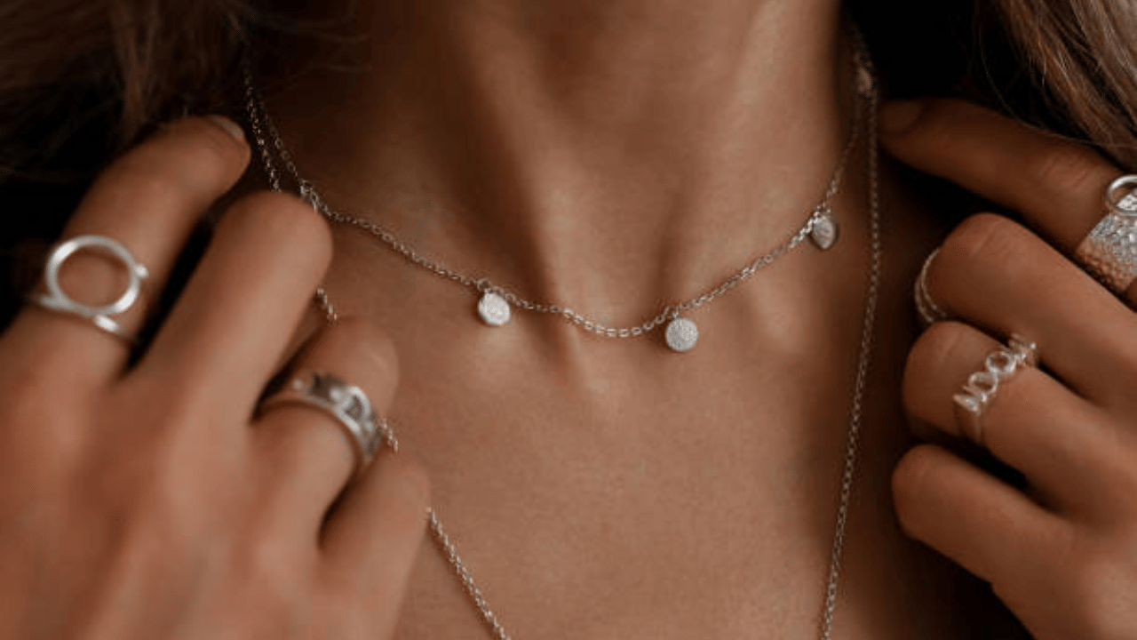 Silver Rate: വിപണിയിൽ വെള്ളി തിളക്കം, മലയാളികൾ പാദസരം വാങ്ങാൻ ഡൽഹി വരെ പോകേണ്ടി വരും!