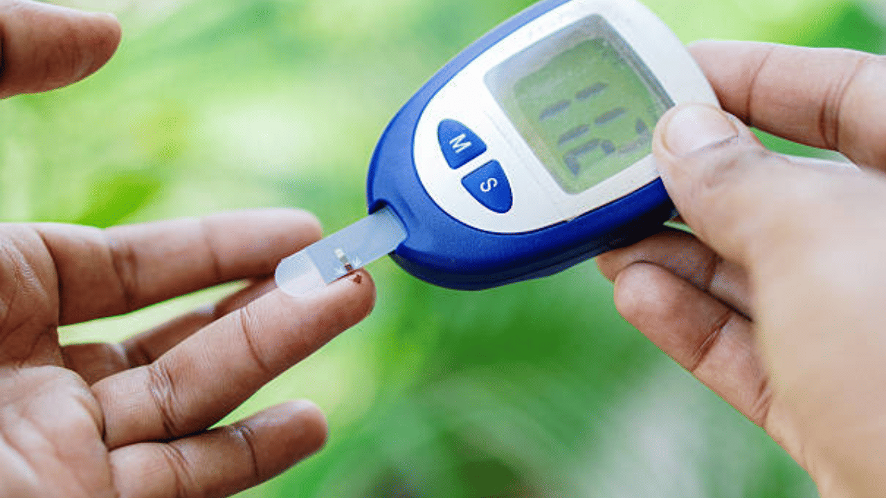പ്രമേഹരോ​ഗികളുടെ എണ്ണം ദിവസംപ്രതി വർദ്ധിക്കുകയാണ്. എന്തായിരിക്കും ഇതിന് കാരണം. പലരും പഞ്ചസാര കുറച്ചാൽ പ്രമേഹം കുറയുമെന്നാണ് വിചാരിച്ചിരിക്കുന്നത്. എന്നാൽ, ആ കൂട്ടത്തിൽ ശർക്കര, തേൻ, പാനി, വെല്ലം, കരുപ്പെട്ടി മുതലായവ എല്ലാം ഉൾപ്പെടും. (Image Credit: Getty Images)