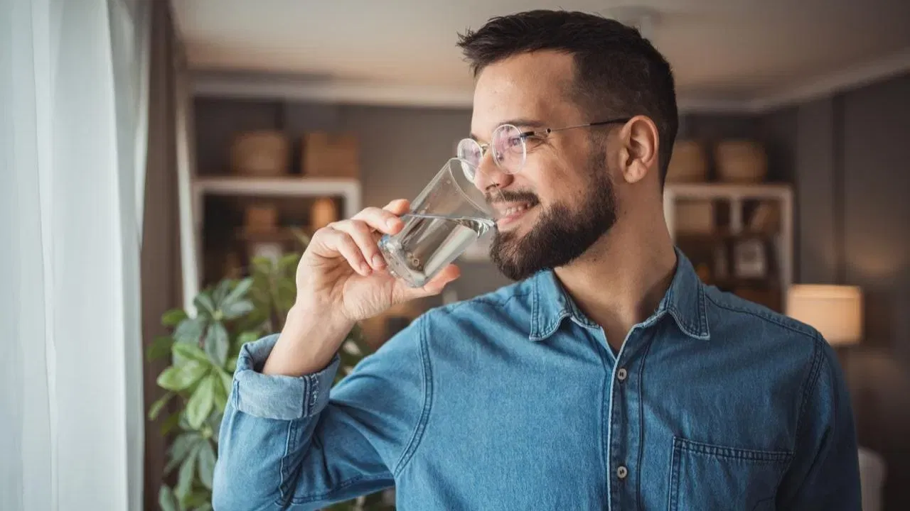 ദാഹം തോന്നിയില്ലെങ്കിൽ പോലും ഇടയ്ക്കിടെ വെള്ളം കുടിക്കുന്ന ശീലം വളർത്തുക. ഇതിനായി ഒരു ബോട്ടിലിൽ വെള്ളം നിറച്ച് അടുത്ത് വെക്കുന്നത് സഹായിക്കും.