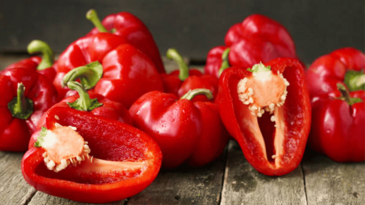 ഒരു ഇടത്തരം ഓറഞ്ചിലുള്ളതിനേക്കാൾ മൂന്നിരട്ടി വൈറ്റമിൻ സി ചുവന്ന ക്യാപ്‌സിക്കത്തിൽ അടങ്ങിയിട്ടുണ്ട്. കൂടാതെ ഇവ കണ്ണുകളെ സംരക്ഷിക്കുന്ന വിറ്റാമിൻ എ യുടെ മികച്ച ഉറവിടമാണ്. അതിനാൽ ചുവന്ന ക്യാപ്സിക്കം ഡയറ്റിൽ ഉൾപ്പെടുത്താവുന്നതാണ്.
